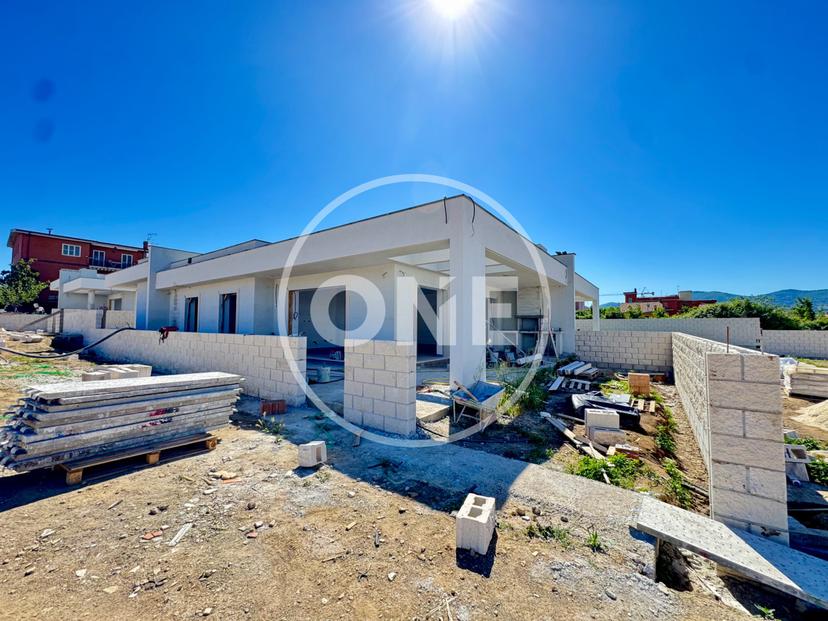 Villa bifamiliare in Via Bronte 1, Roma