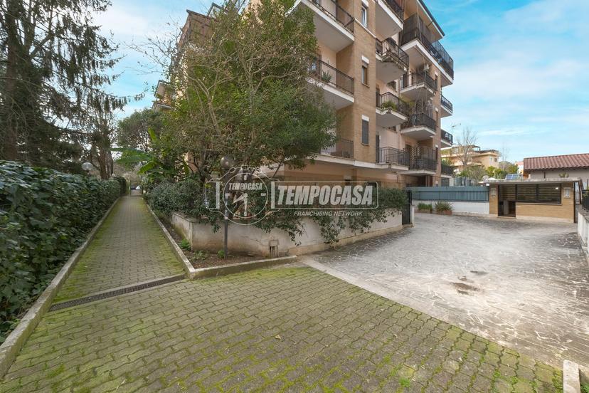 Quadrilocale in Via Santa Giovanna Elisabetta 24, Roma