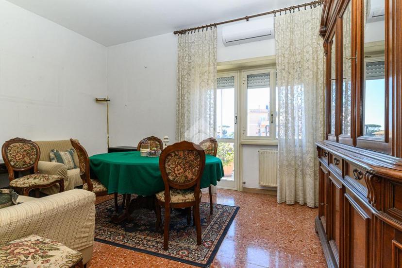 Trilocale in Via degli Estensi 1, Roma