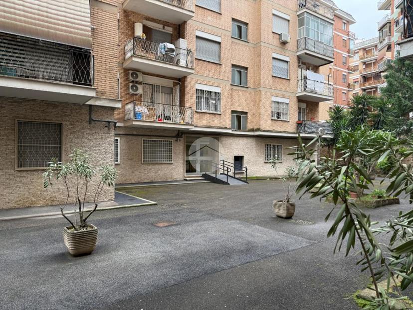 Bilocale in Via Raffaele Calzini, Roma
