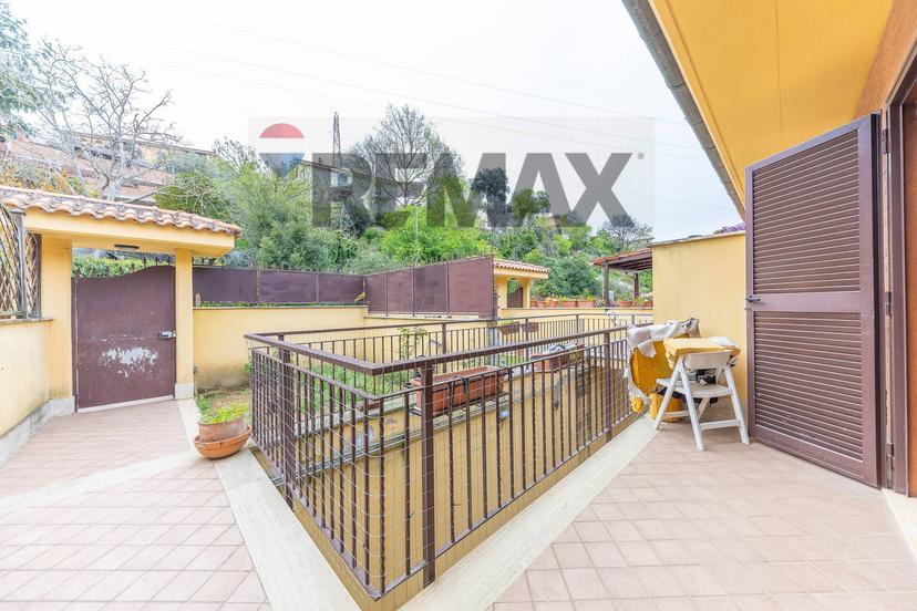Villa a schiera in Via Lezzeno 90c, Roma