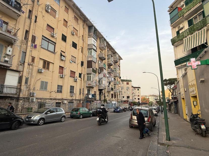 Trilocale in Via Vincenzo Janfolla 668, Napoli