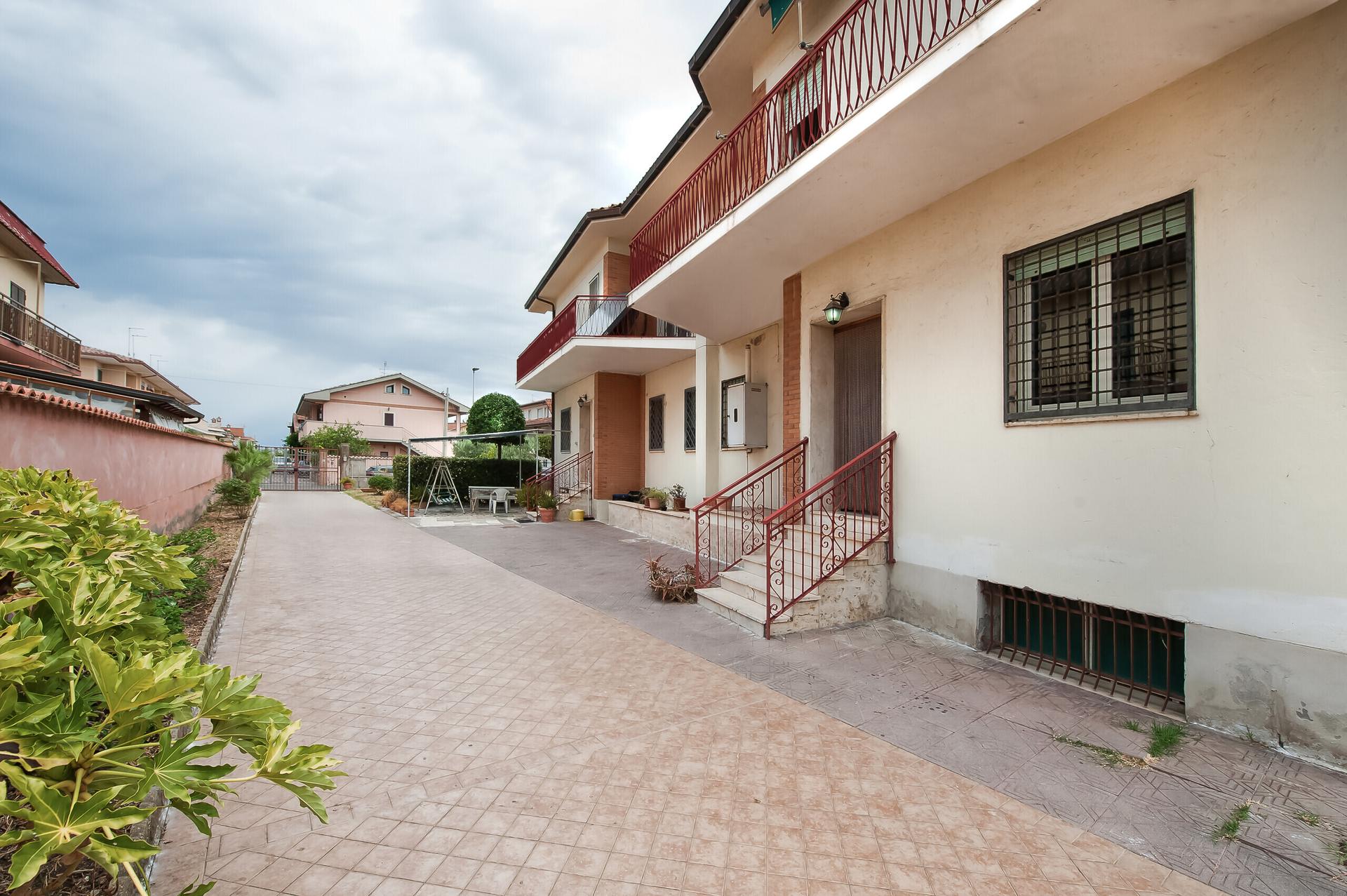 Villa a schiera in Via Lerici 6, Pomezia