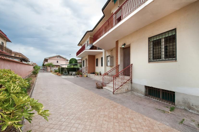 Villa a schiera in Via Lerici 6, Pomezia