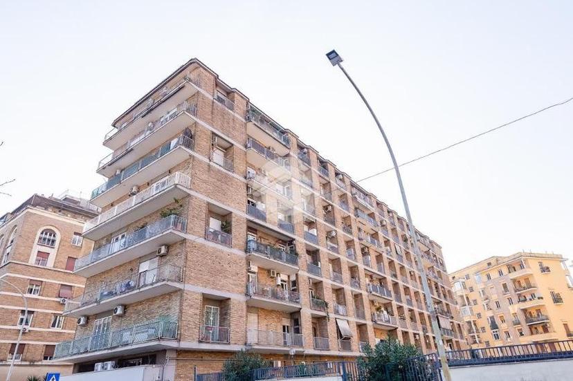 Trilocale in Via Rosa Guarnieri Carducci 13, Roma