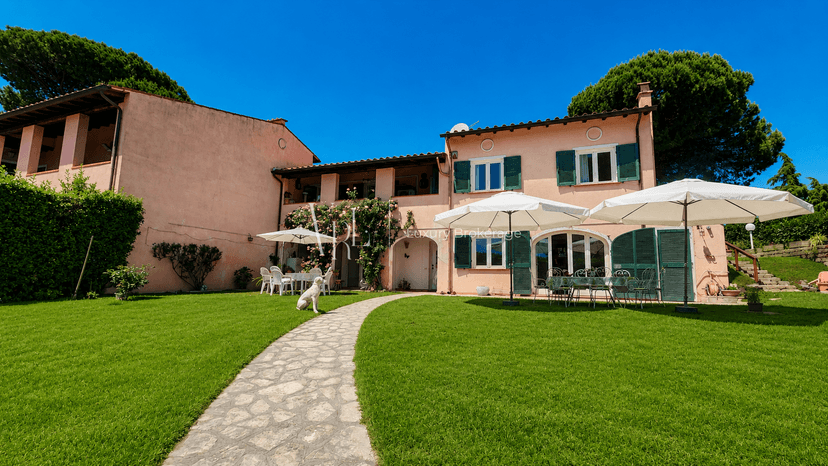 Villa a schiera, Formello
