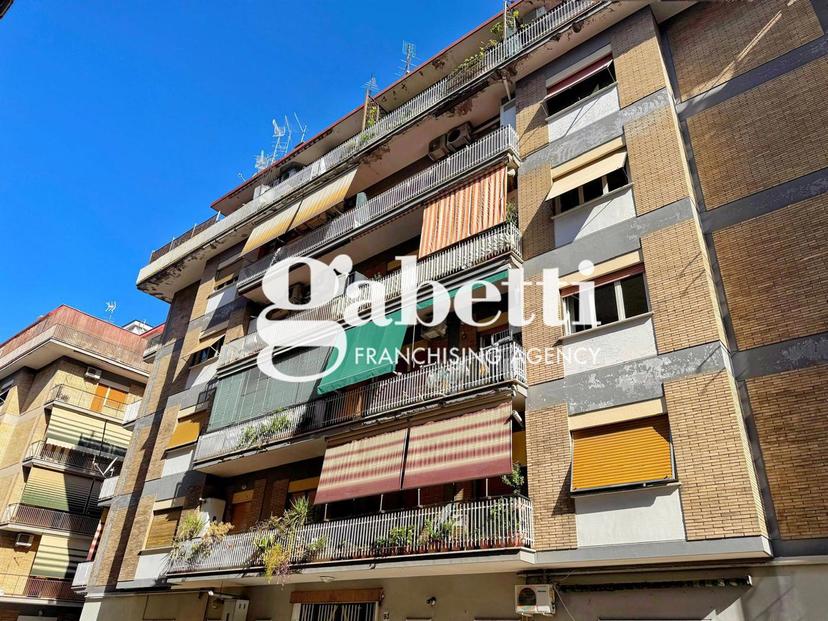 Bilocale in Via Albona  93a, Roma