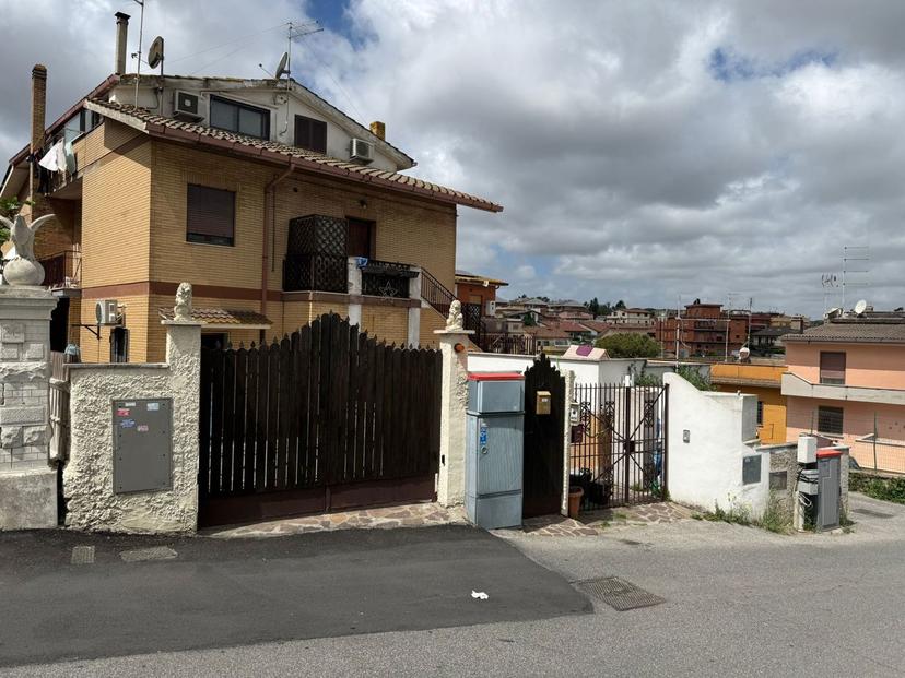 Trilocale in Via Bedonia 24, Roma