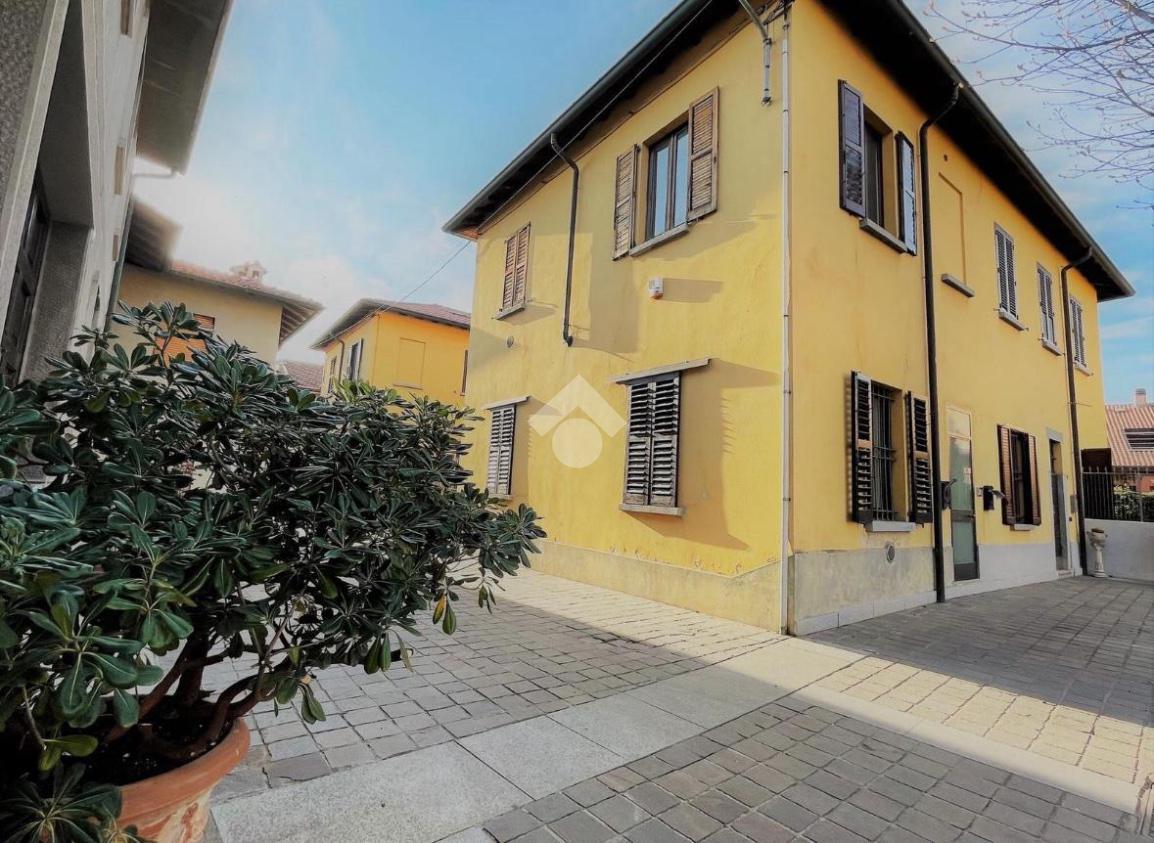 Monolocale, Liscate