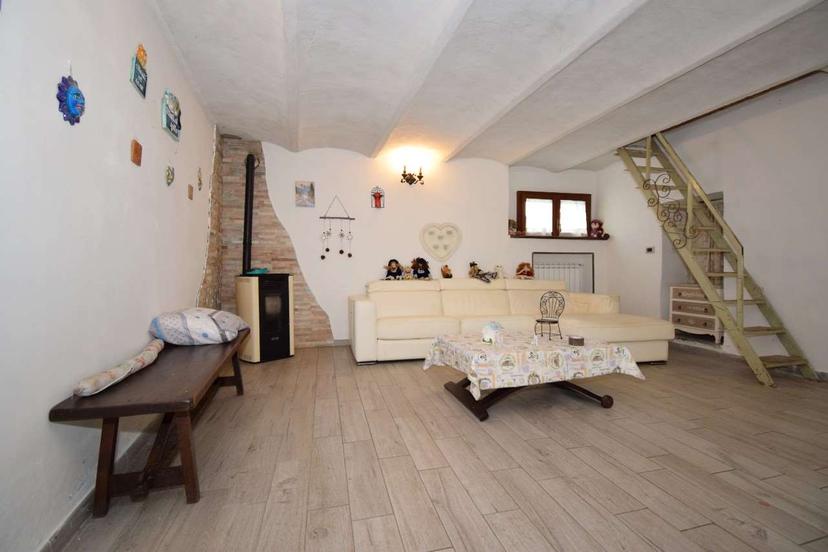 Appartamento in Frazione Zucchea 8, Cavour