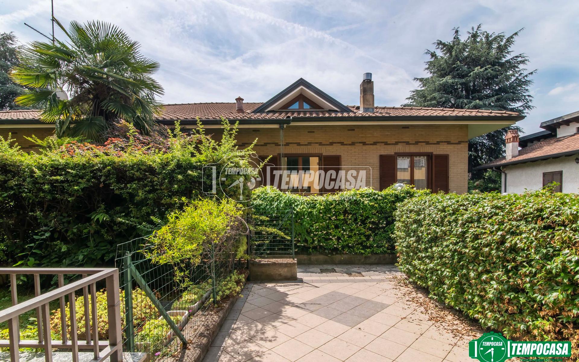 Villa a schiera in Via Monviso, Garbagnate Milanese