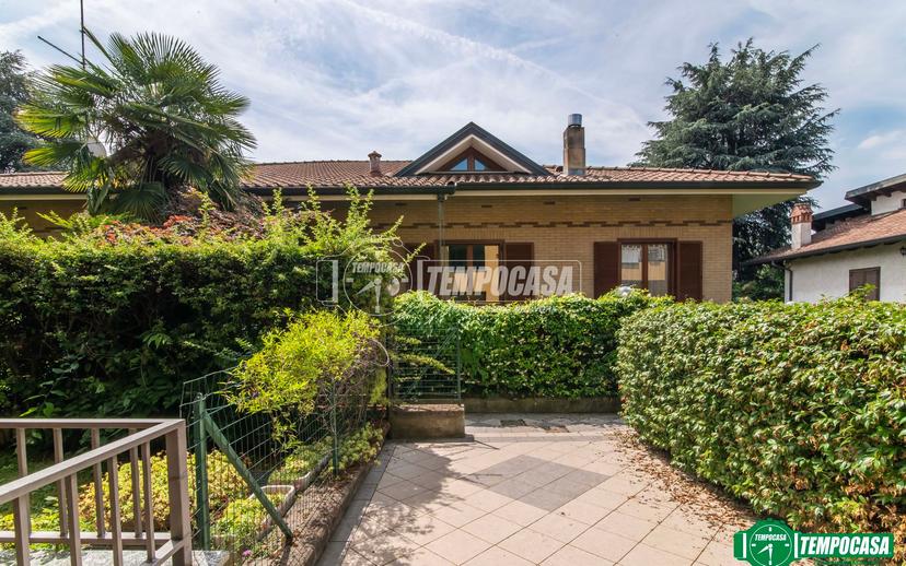 Villa a schiera in Via Monviso, Garbagnate Milanese