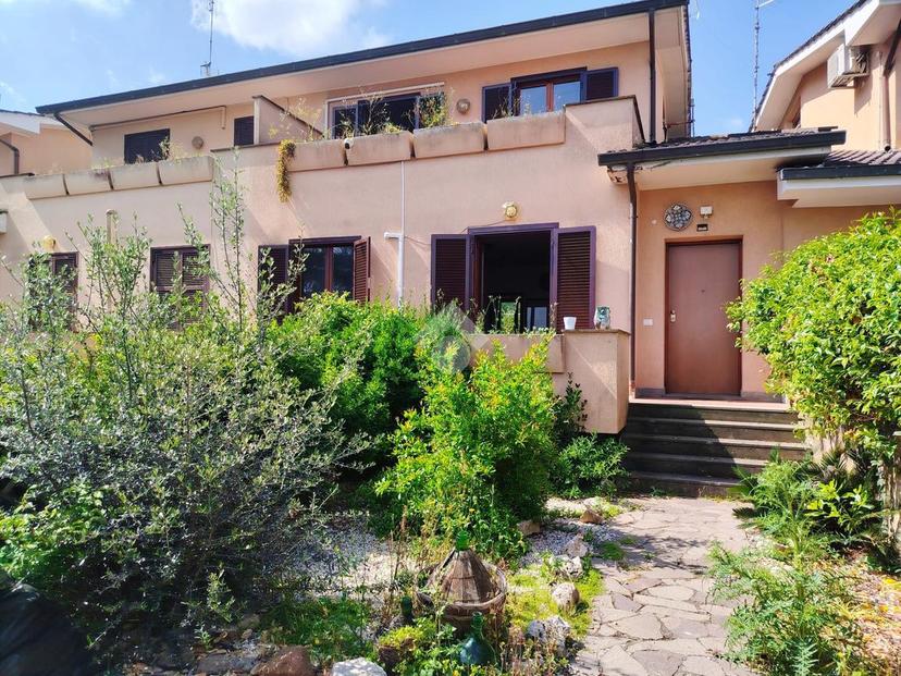 Villa a schiera in Via delle Case Basse 178, Roma