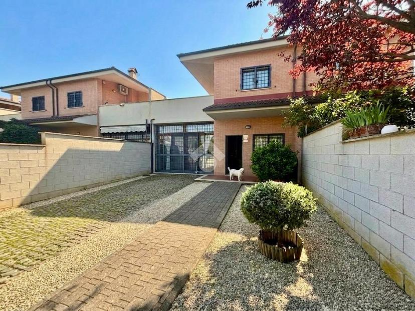 Villa a schiera in Via Francesco Lojacono, Roma