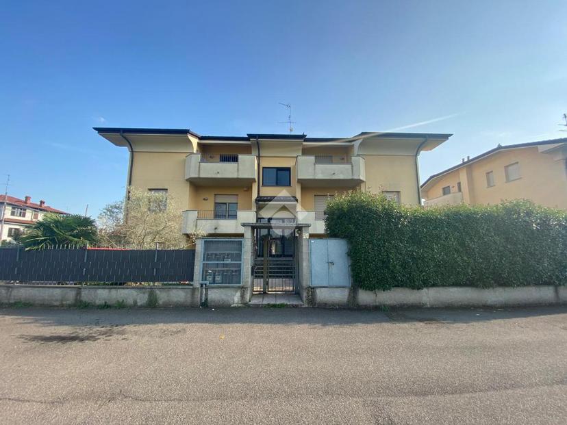 Trilocale in Via Don Albino Saresella 14, Corbetta