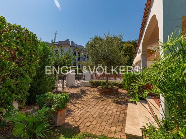 Villa bifamiliare in Viale del Pesco, Anzio