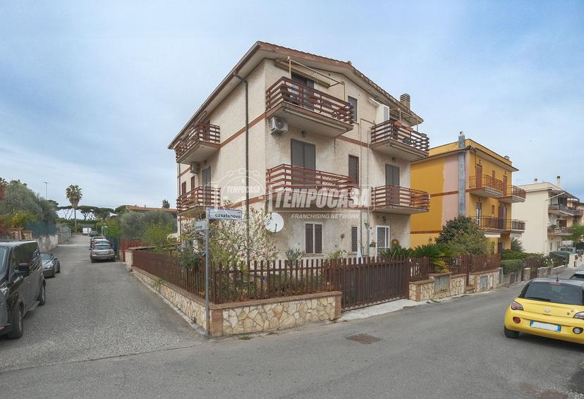 Quadrilocale in Via Casatenovo 45, Roma