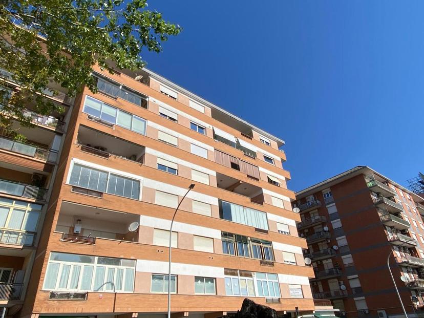 Trilocale in Viale Tito Labieno 24, Roma