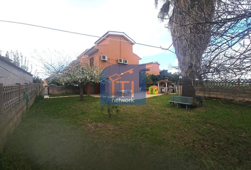 Villa a schiera in Via dell' Orione, Pomezia