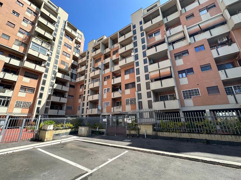 Trilocale in Piazzale Aldo Moro 22, Pomezia