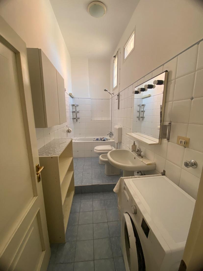 Trilocale in Via delle Belle Arti 34, Bologna