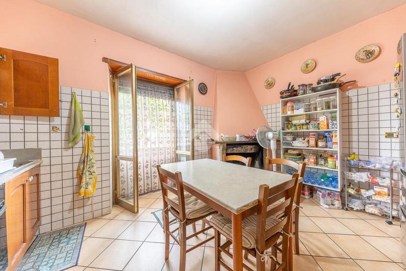 Quadrilocale in Via Massa di San Giuliano 270, Roma