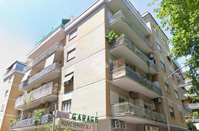Bilocale in Viale Anicio Gallo 102, Roma