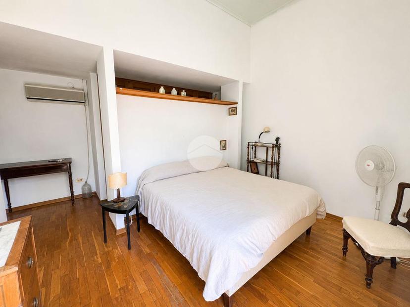 Trilocale in Via Gennaro Serra, Napoli