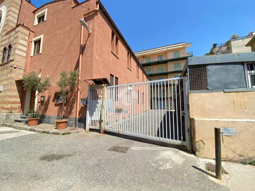 Quadrilocale in Via Giuseppe Chiaro 11, Pozzuoli