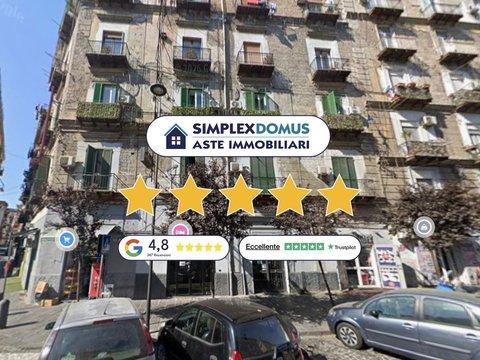 Appartamento in Via Alessandro Poerio, San Lorenzo, Napoli