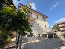Trilocale in Via N. S. della Scala, 22, Centro Storico, Chieri