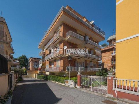 Trilocale in Via Orte, 18, Tomba di Nerone, Roma