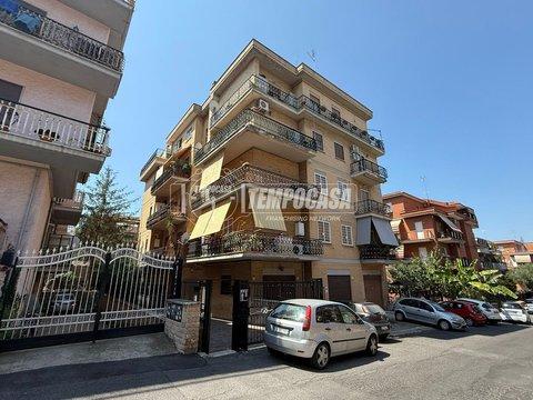 Trilocale in Via Rescaldina, 35, Palmarola - Casal del Marmo, Roma