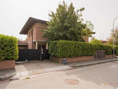 Villa in Via Don F. Mezzacasa, 22, San Matteo della Decima, San Giovanni in Persiceto