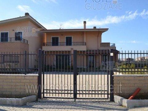 Appartamento in Via Giuseppe Saracco, 18, Centro, Pomezia