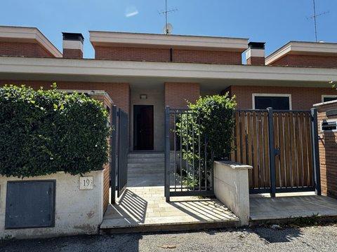 Villetta a schiera in Via Celano, Castelverde, Roma