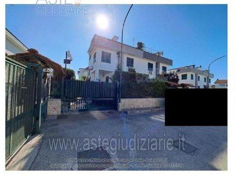 Villetta a schiera in Via Ripuaria, 283, Varcaturo, Giugliano in Campania