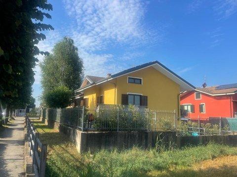 Villa in via Valdo Fusi, 77, Airasca