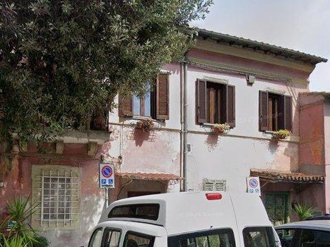 Appartamento su due piani in Piazza Giovanni XXIII, 4, Castelnuovo di Porto