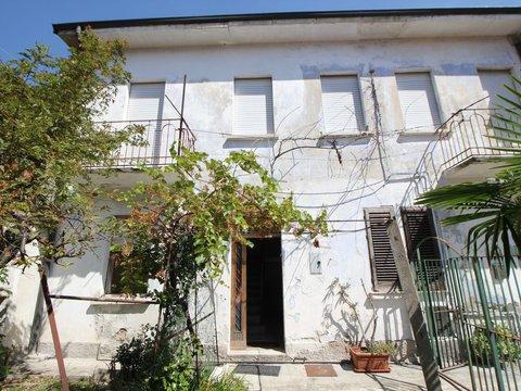 Appartamento su due piani in Via Luciano Manara, San Magno-Sant'Ambrogio, Legnano