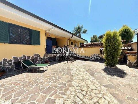 Villa in Via Francesco Novati, Infernetto, Roma