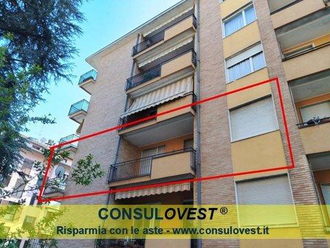 Trilocale in Viale Pasubio, 9, San Martino-San Domenico, Legnano