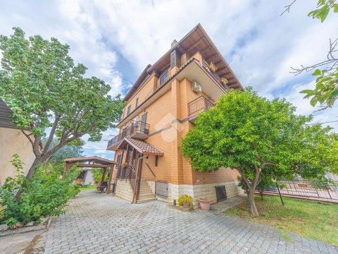 Trilocale in Via Fontana Rotta, 118, Borghesiana - Finocchio, Roma