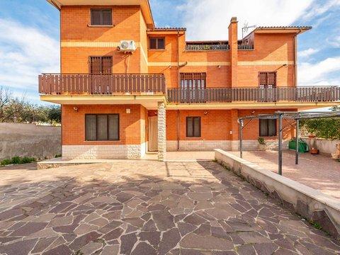 Appartamento su due piani in Via Frondarola, 16, Castelverde, Roma