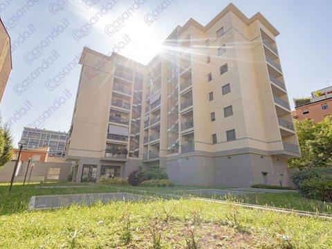 Trilocale in Via Francesco Caracciolo, 94, Govone, Milano