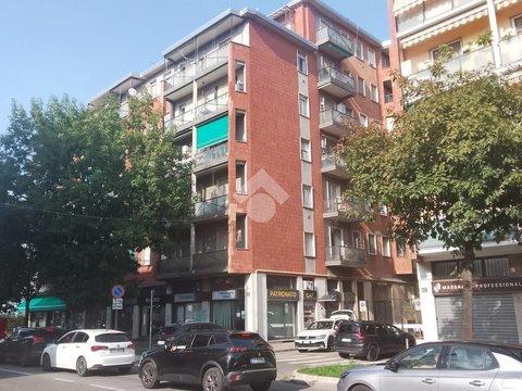 Trilocale in Via Ponte Nuovo, 50, Crescenzago, Milano
