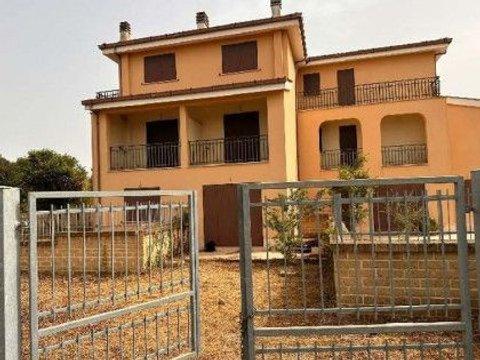 Appartamento su due piani in Via Montagnano, 54, Montagnano, Ardea