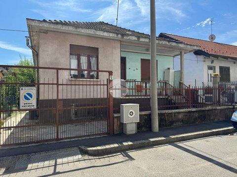 Casa indipendente in via Ascanio Sobrero, 5, Borgo Nuovo, Settimo Torinese