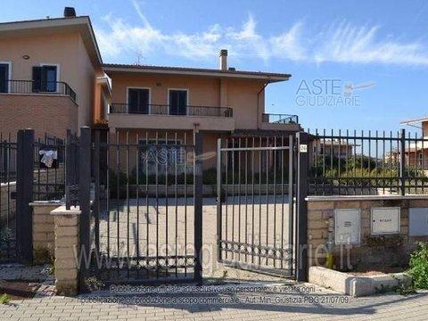 Appartamento in Via Giuseppe Saracco, 26, Centro, Pomezia