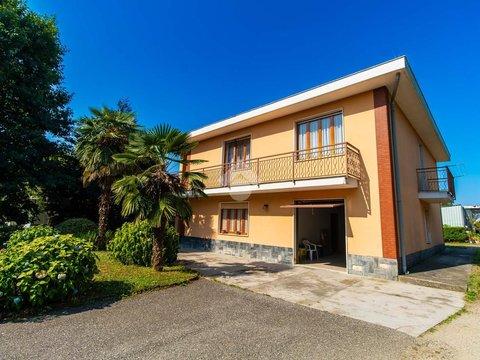Villa in via Vittorio Valletta, 51, Leinì